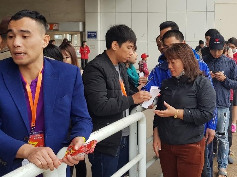 Nguoi ham mo xep hang lay ve vao san xem tran chung ket U23 chau A hinh anh