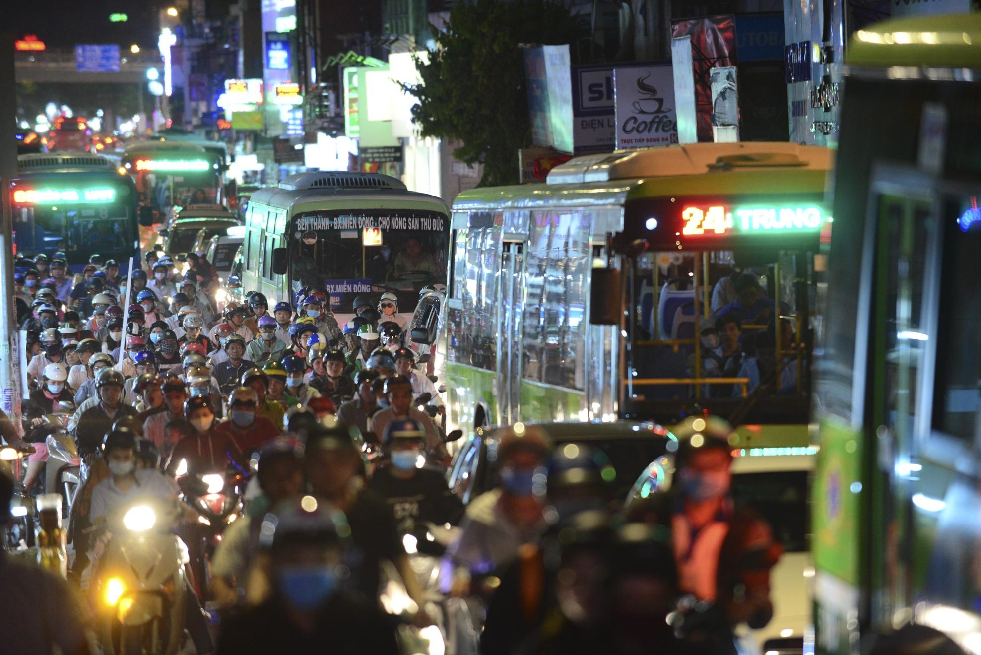 Nhieu nga duong Sai Gon, Ha Noi ket cung truoc ngay nghi le 30/4 hinh anh