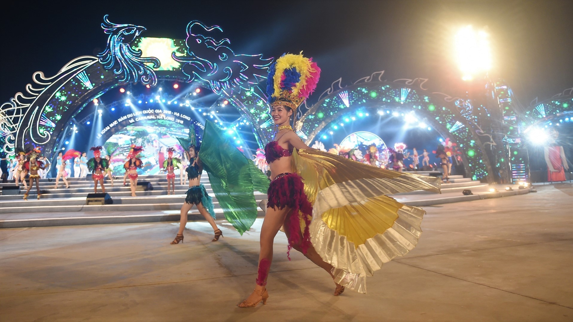 Le dieu hanh ruc ro sac mau tai Carnaval Ha Long 2018 hinh anh