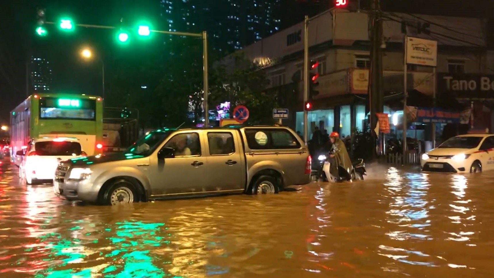 Duong pho Ha Noi thanh song sau con mua lon nhat tu dau nam hinh anh