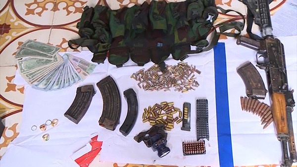 Canh sat tieu diet 2 ke pham toi nguy hiem o Long Luong ra sao? hinh anh