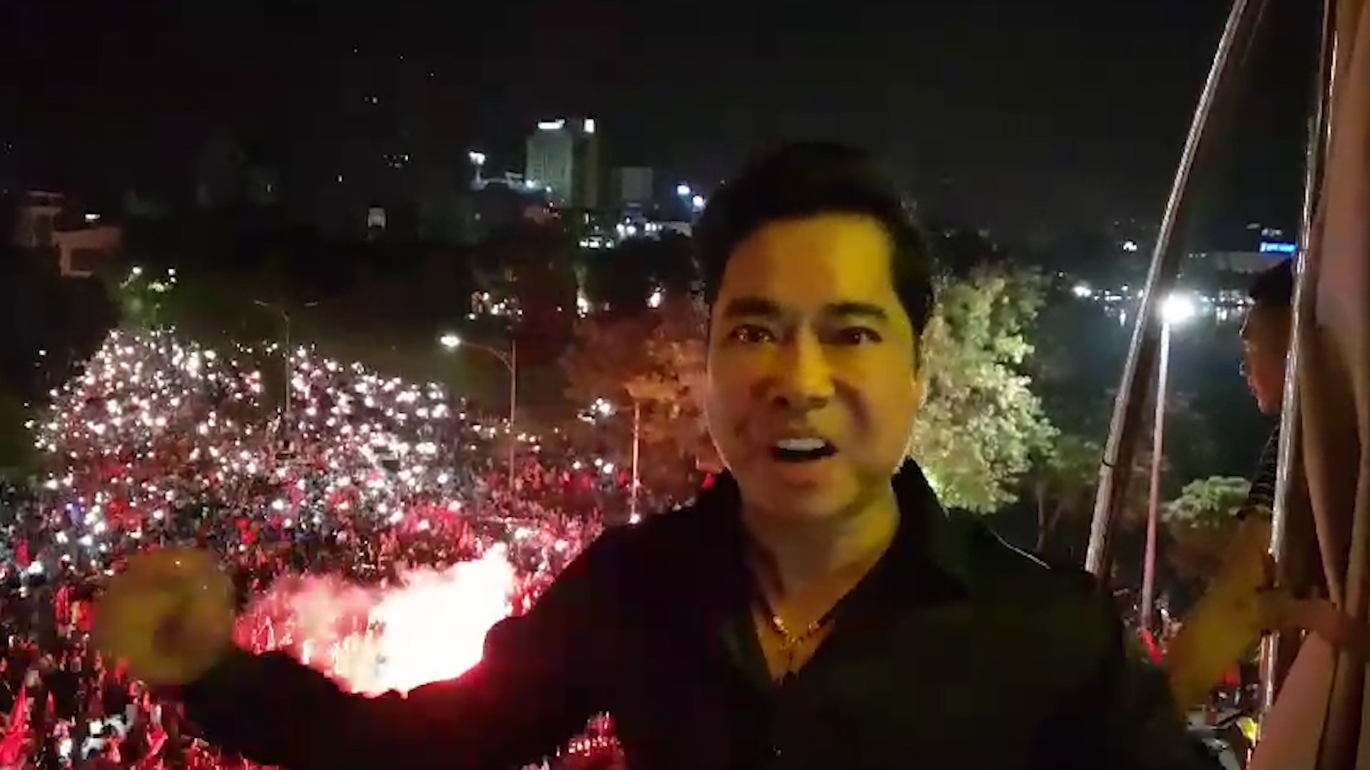 Ca si Ngoc Son reo ho giua ho Guom mung Olympic Viet Nam vao ban ket hinh anh