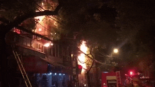 Hang loat ngoi nha tren pho De La Thanh bi chay hinh anh