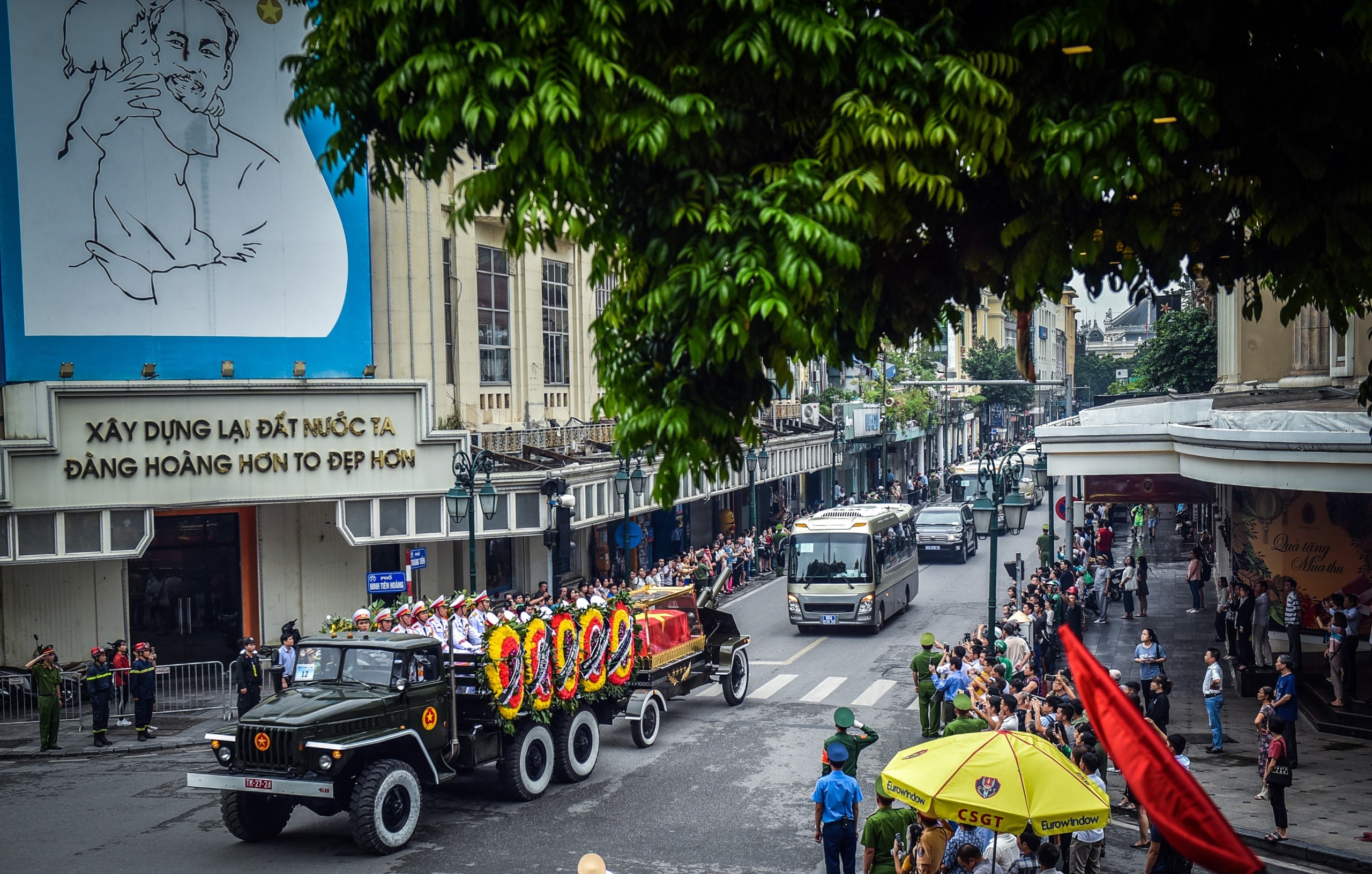 Xe tang dua linh cuu Chu tich nuoc Tran Dai Quang qua cac pho Ha Noi hinh anh