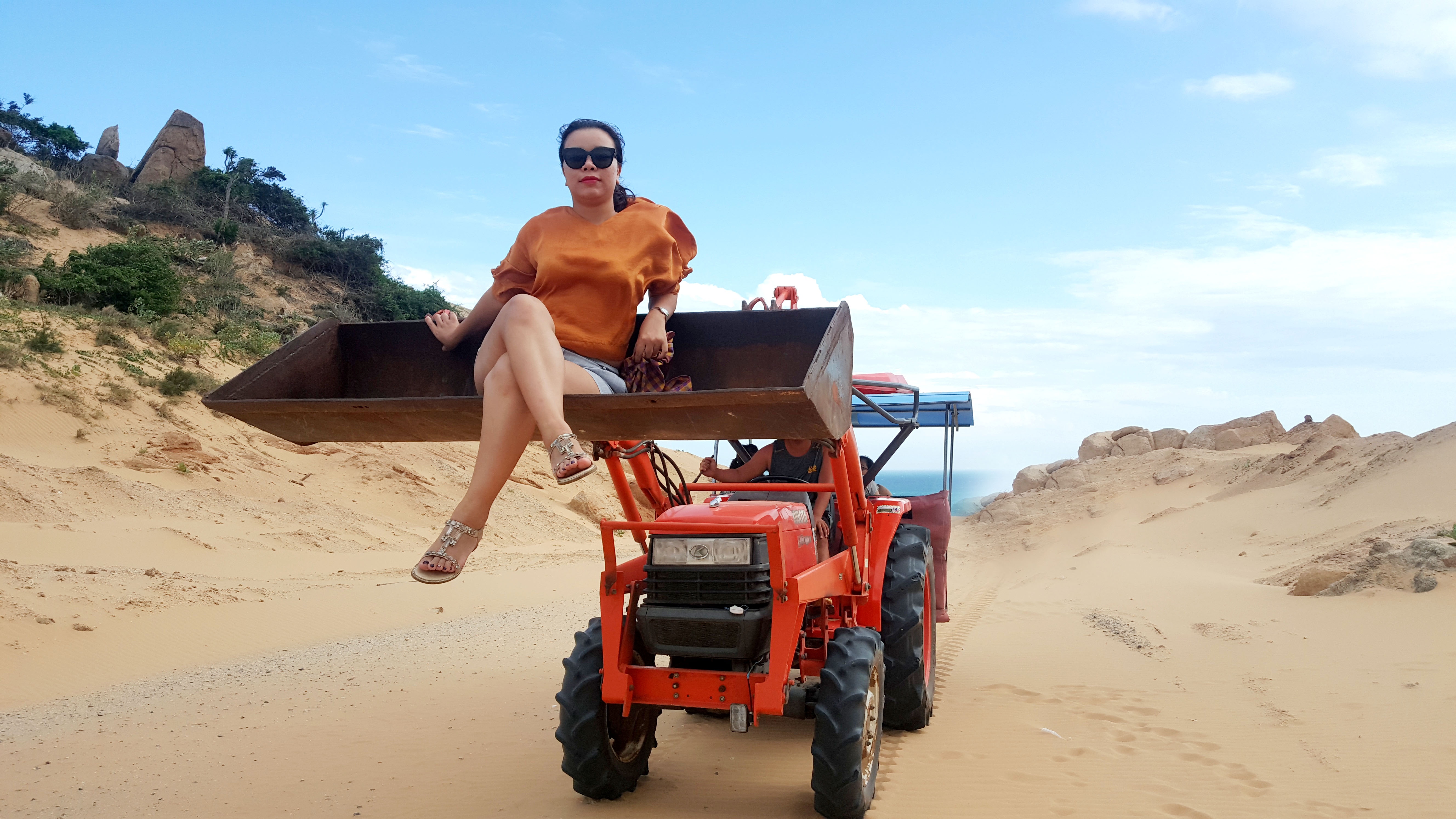 Du khach thich thu khi trai nghiem may cay leo cat hinh anh