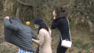 Gai lang chay 'len bo xuong song' khi bi nem ca chua hinh anh