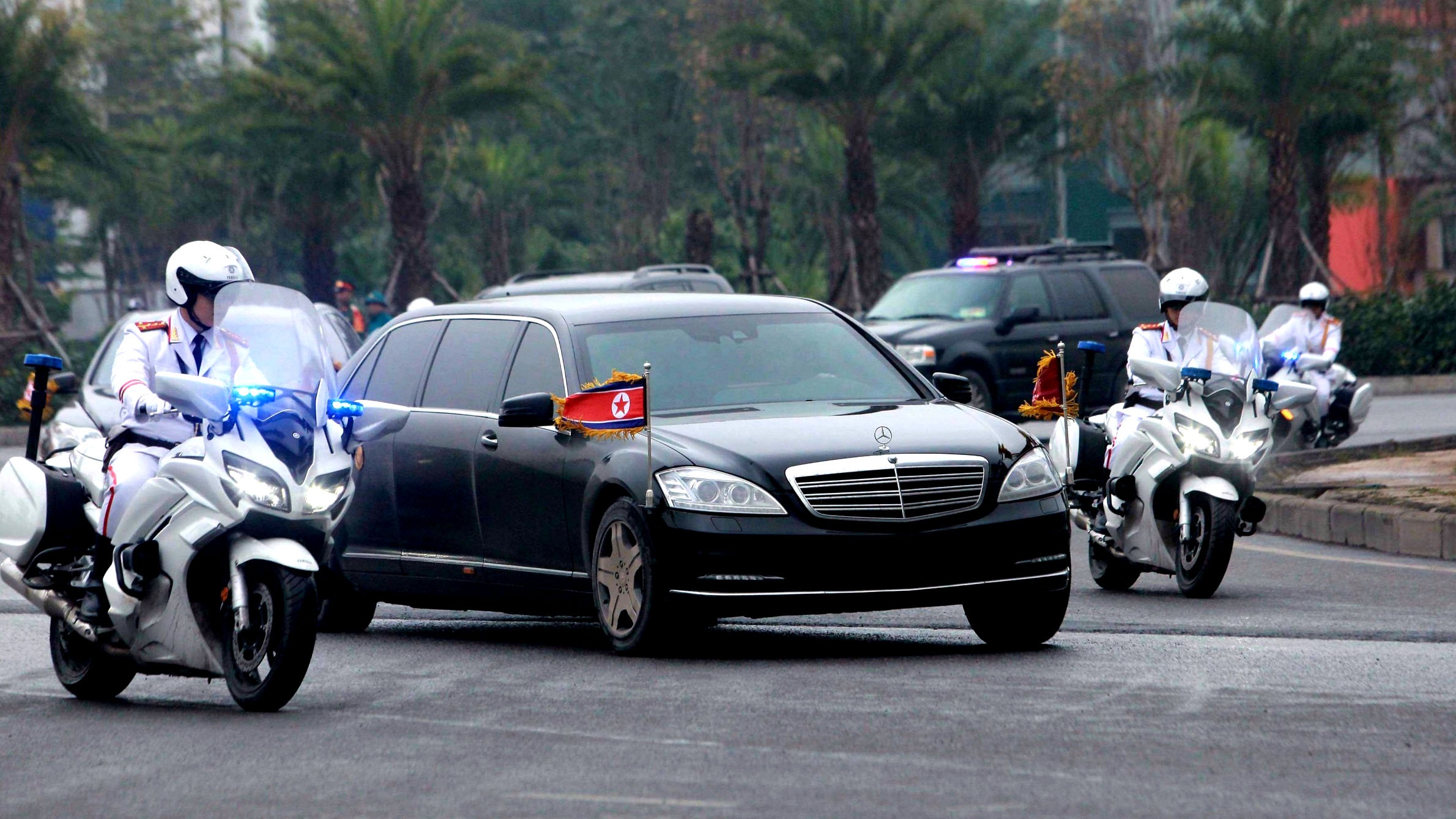Video ong Kim Jong Un tren duong pho Ha Noi hinh anh