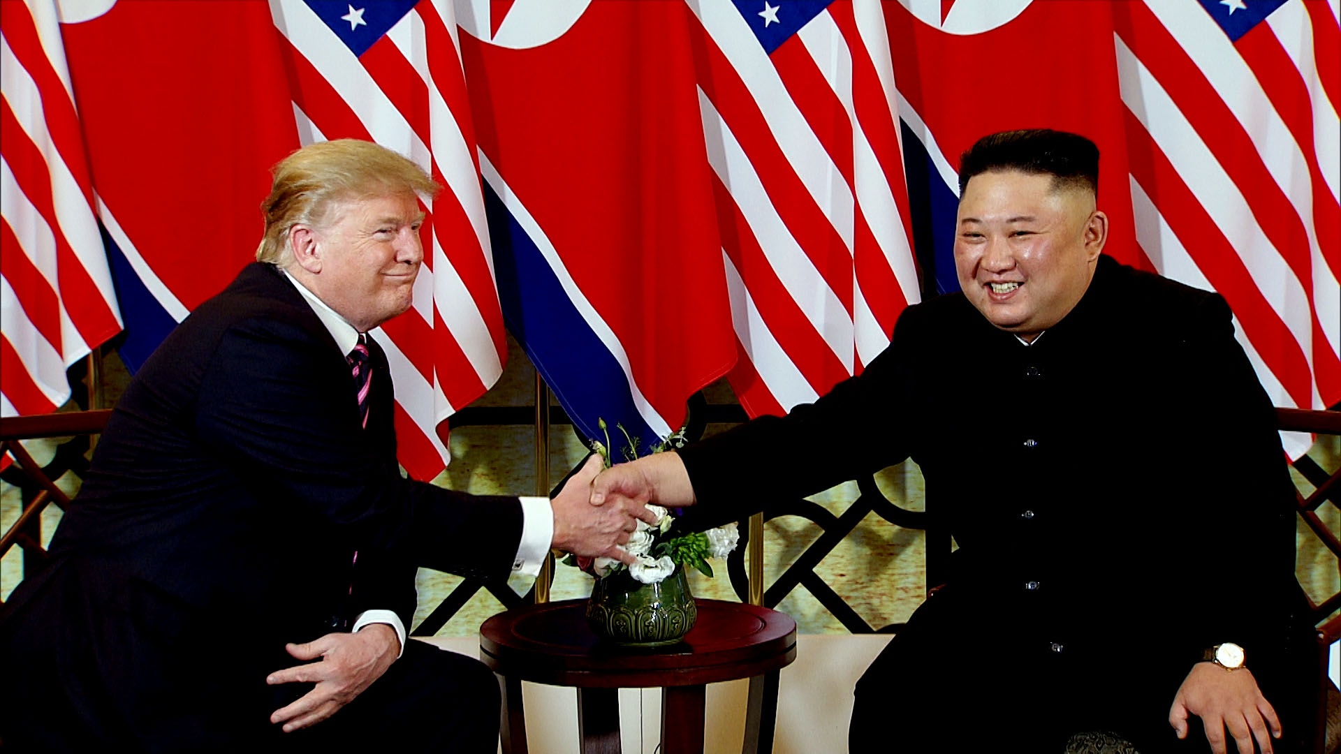 Video hai ong Donald Trump va Kim Jong Un cung an toi tai Ha Noi hinh anh