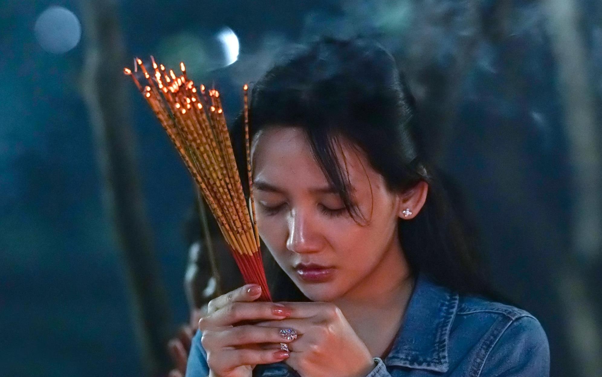 Den nghia trang Hang Duong vieng mo chi Sau trong dem hinh anh