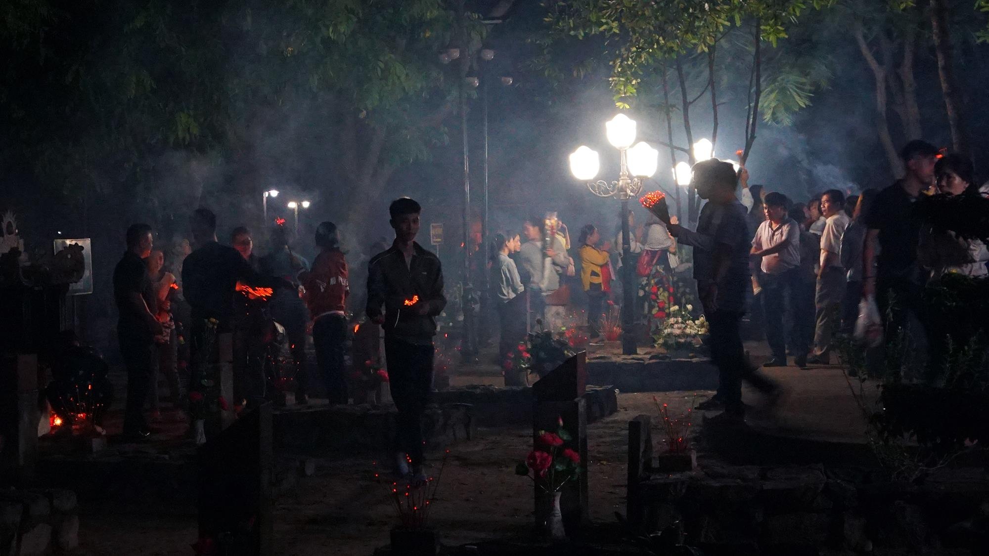 Nghia trang hang Duong Con Dao anh 8