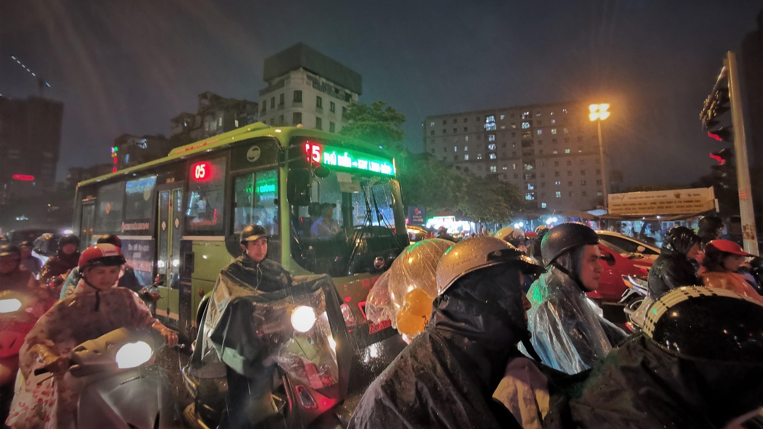 Duong pho Ha Noi hon loan vi mua lon gio cao diem hinh anh