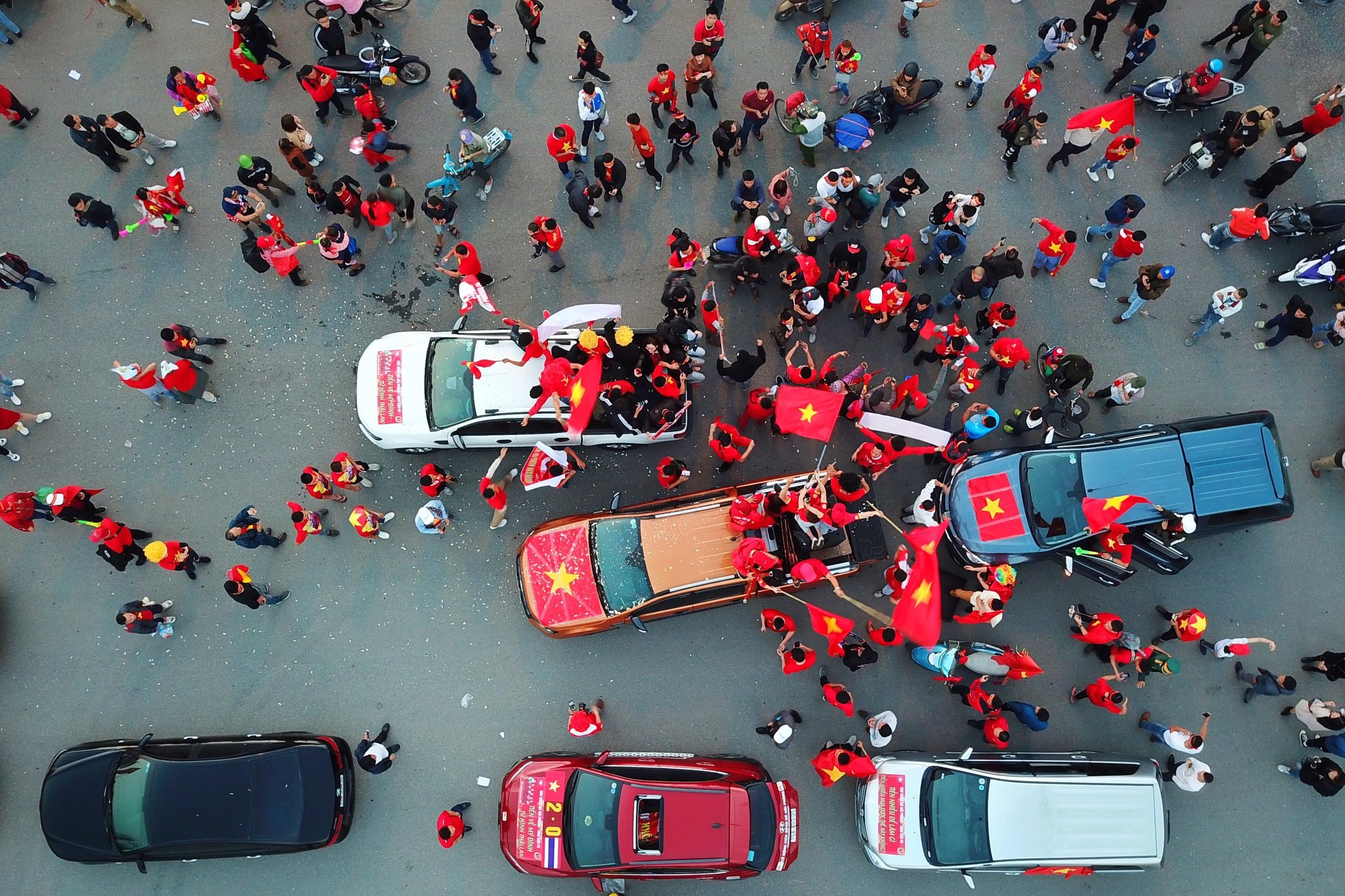 CDV keo ve san My Dinh co vu doi tuyen Viet Nam hinh anh