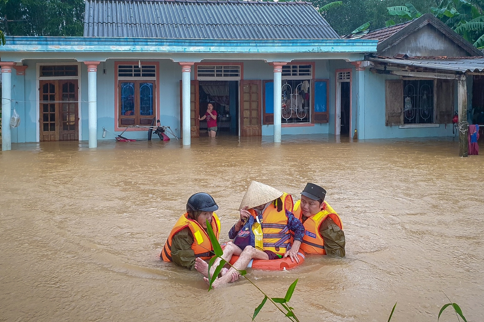 Huy dong canh sat so tan nguoi dan khoi vung lu anh 1