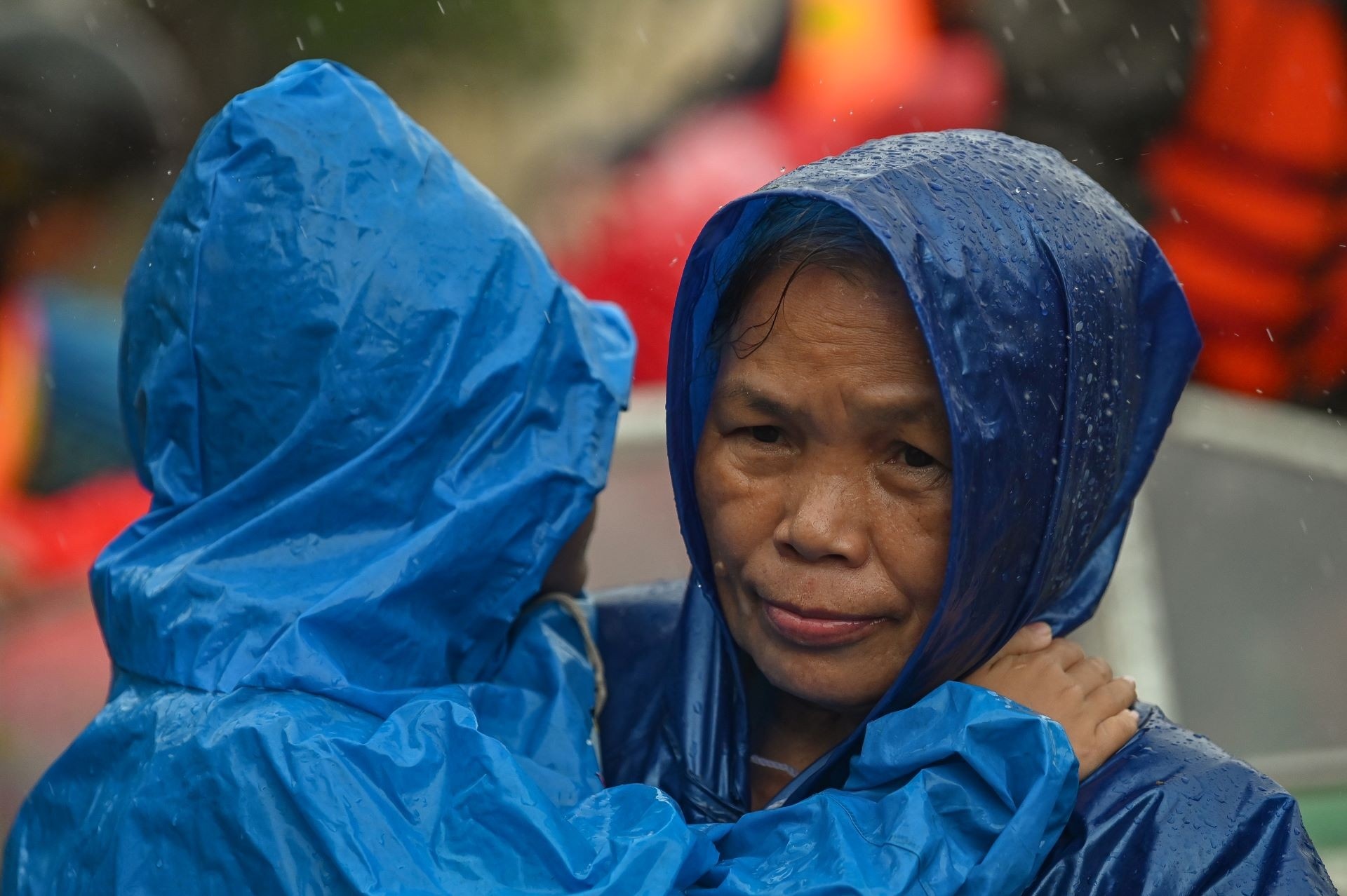 Huy dong canh sat so tan nguoi dan khoi vung lu anh 2