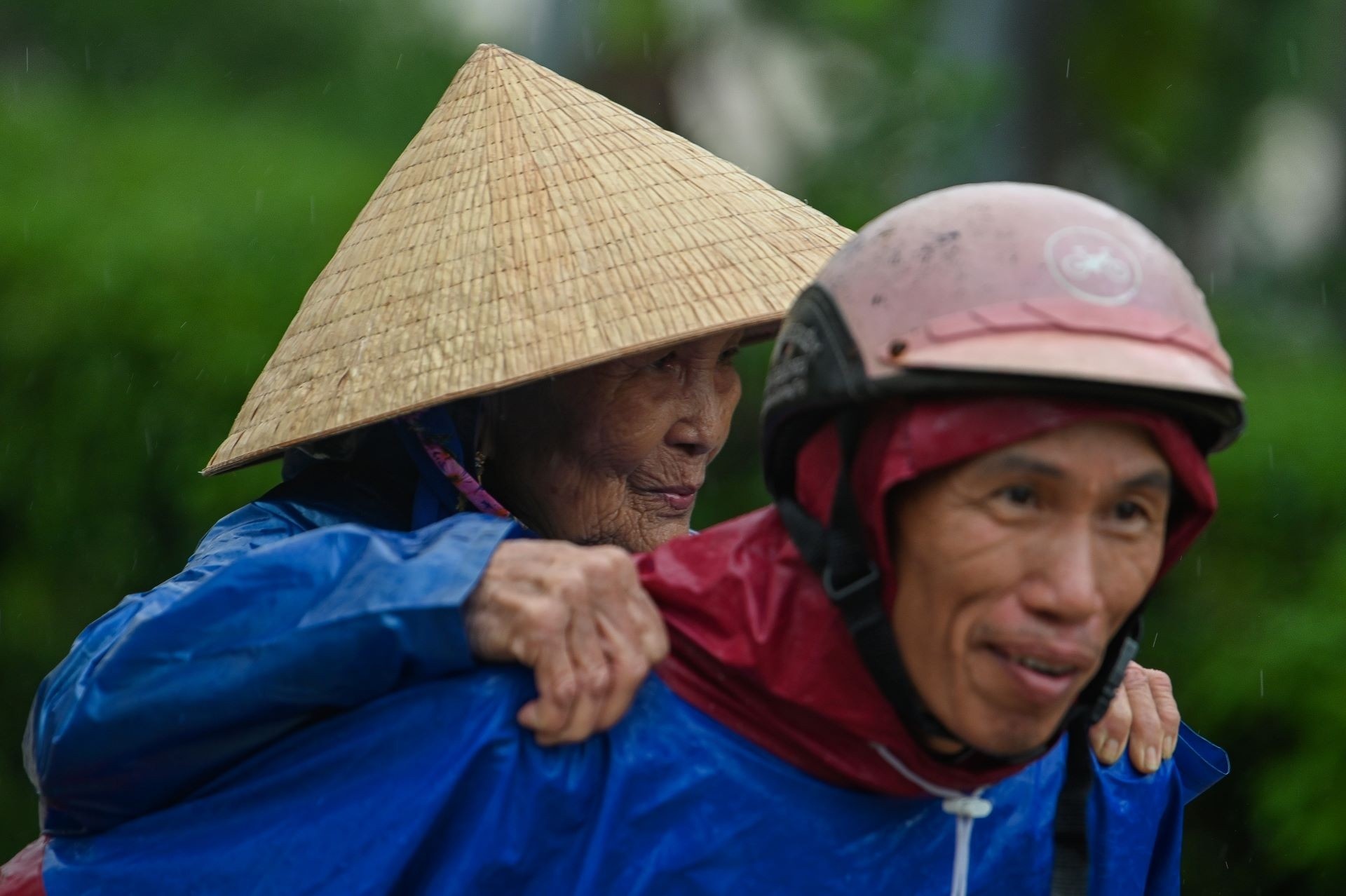 Cong nguoi gia ra khoi vung lu hinh anh