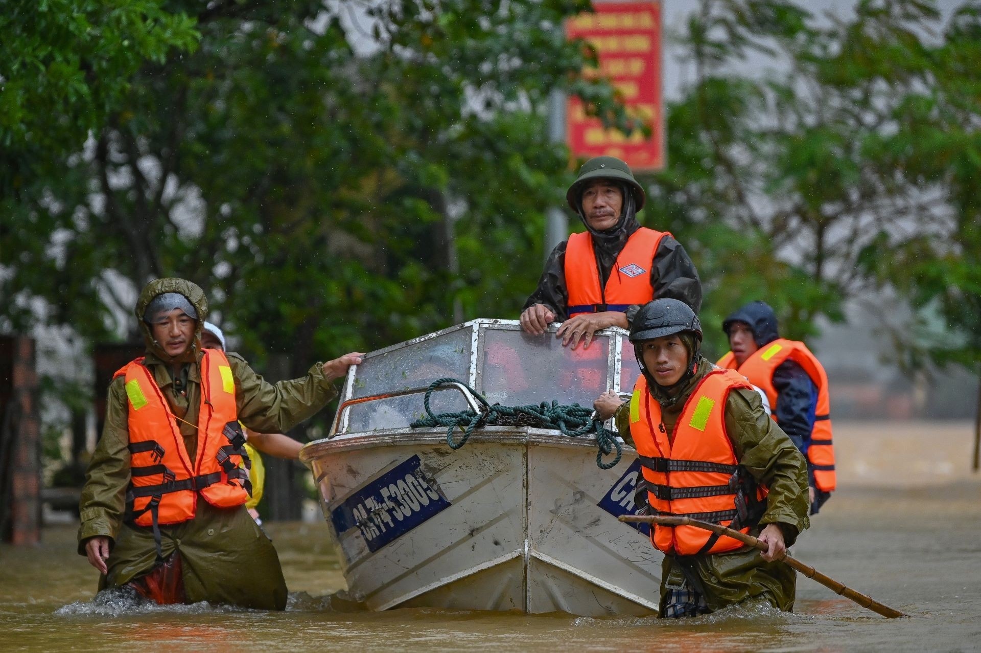 Huy dong canh sat so tan nguoi dan khoi vung lu anh 4