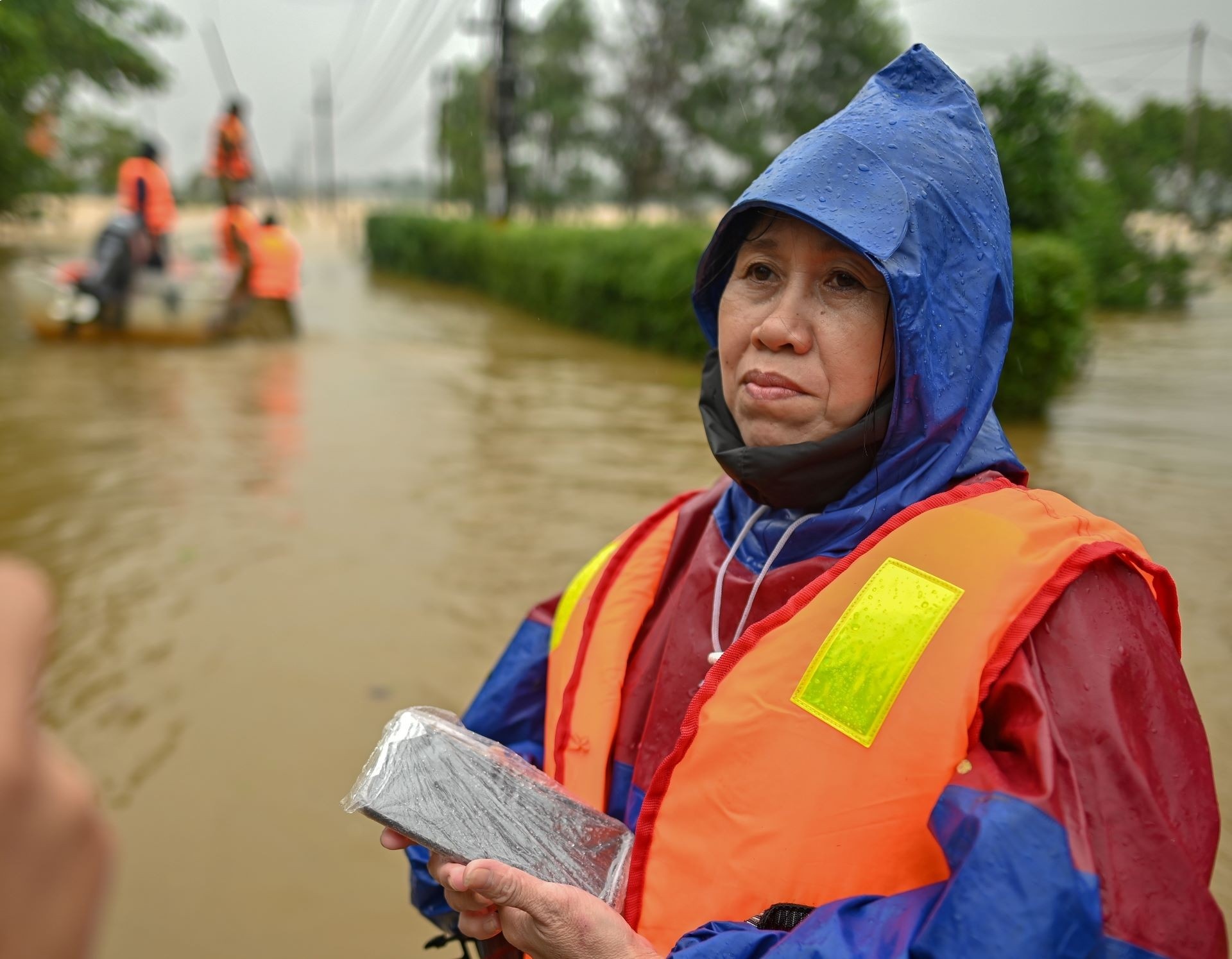 Huy dong canh sat so tan nguoi dan khoi vung lu anh 5