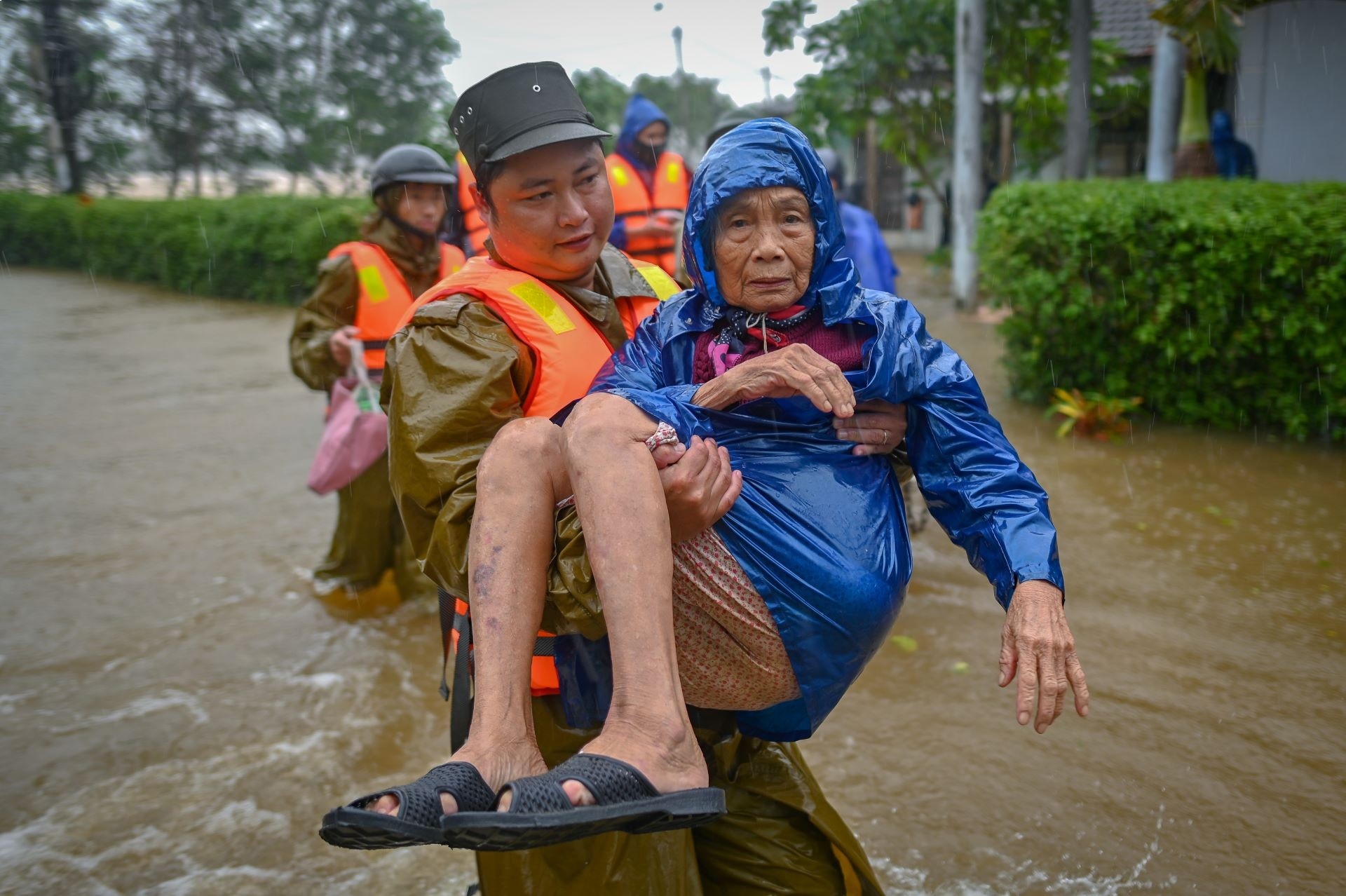 Huy dong canh sat so tan nguoi dan khoi vung lu anh 6