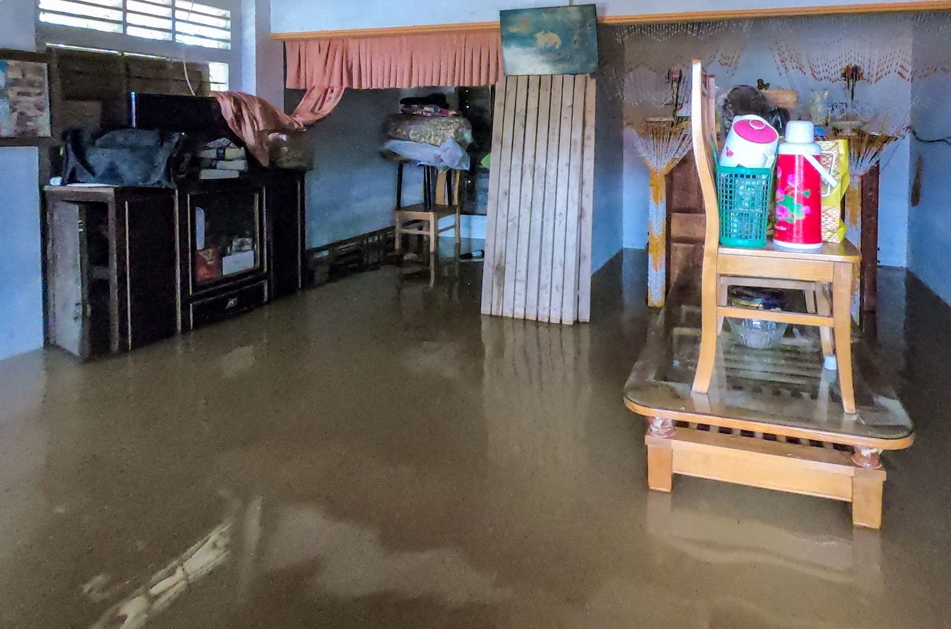 Huy dong canh sat so tan nguoi dan khoi vung lu anh 7