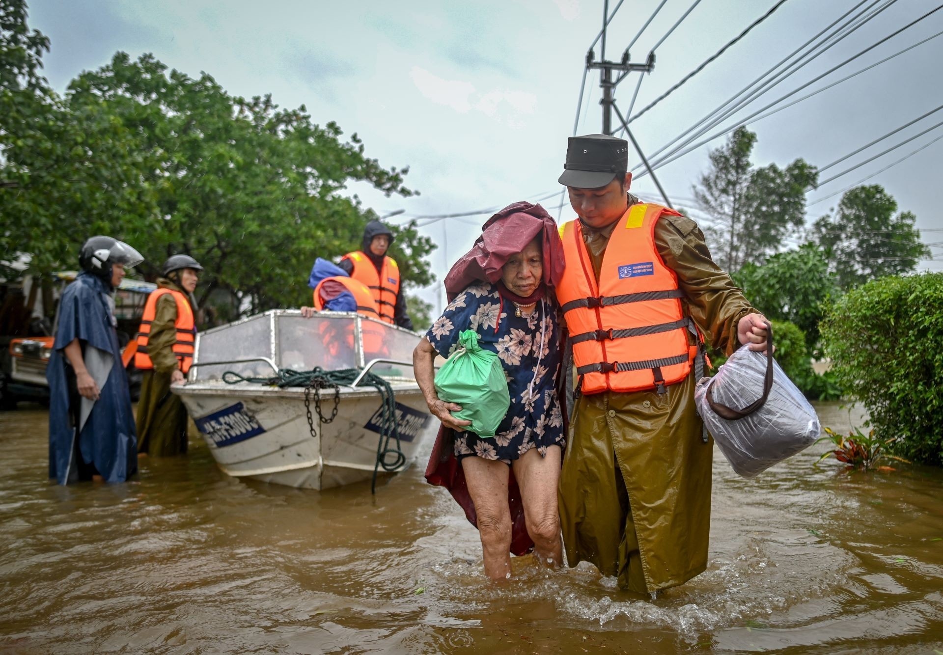 Huy dong canh sat so tan nguoi dan khoi vung lu anh 8