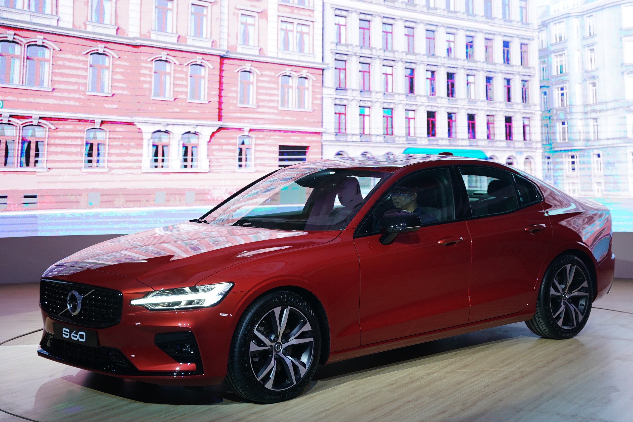 Truc tiep le ra mat Volvo S60 R-Design hinh anh