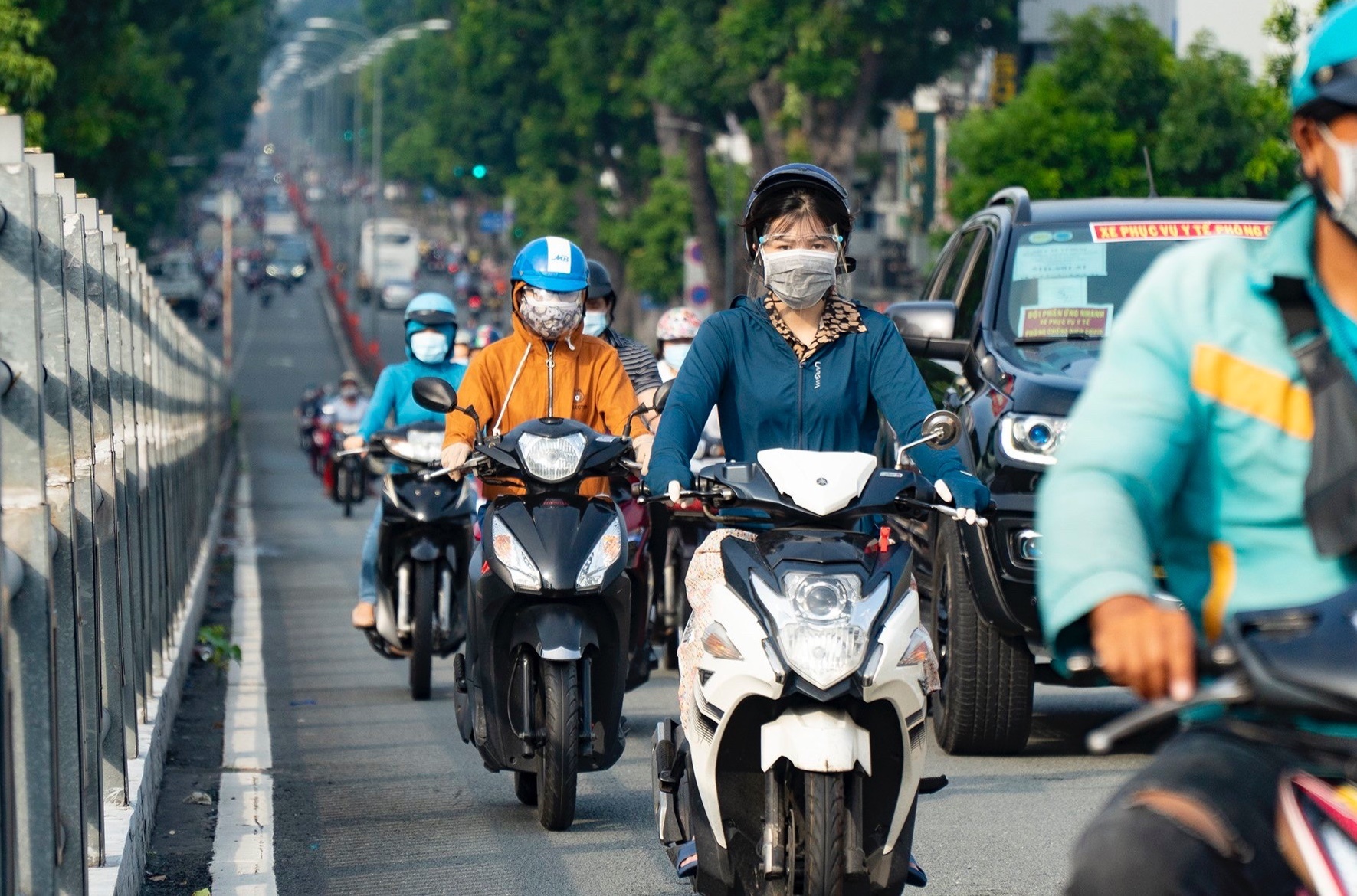 TP.HCM ngay dau noi long gian cach xa hoi hinh anh