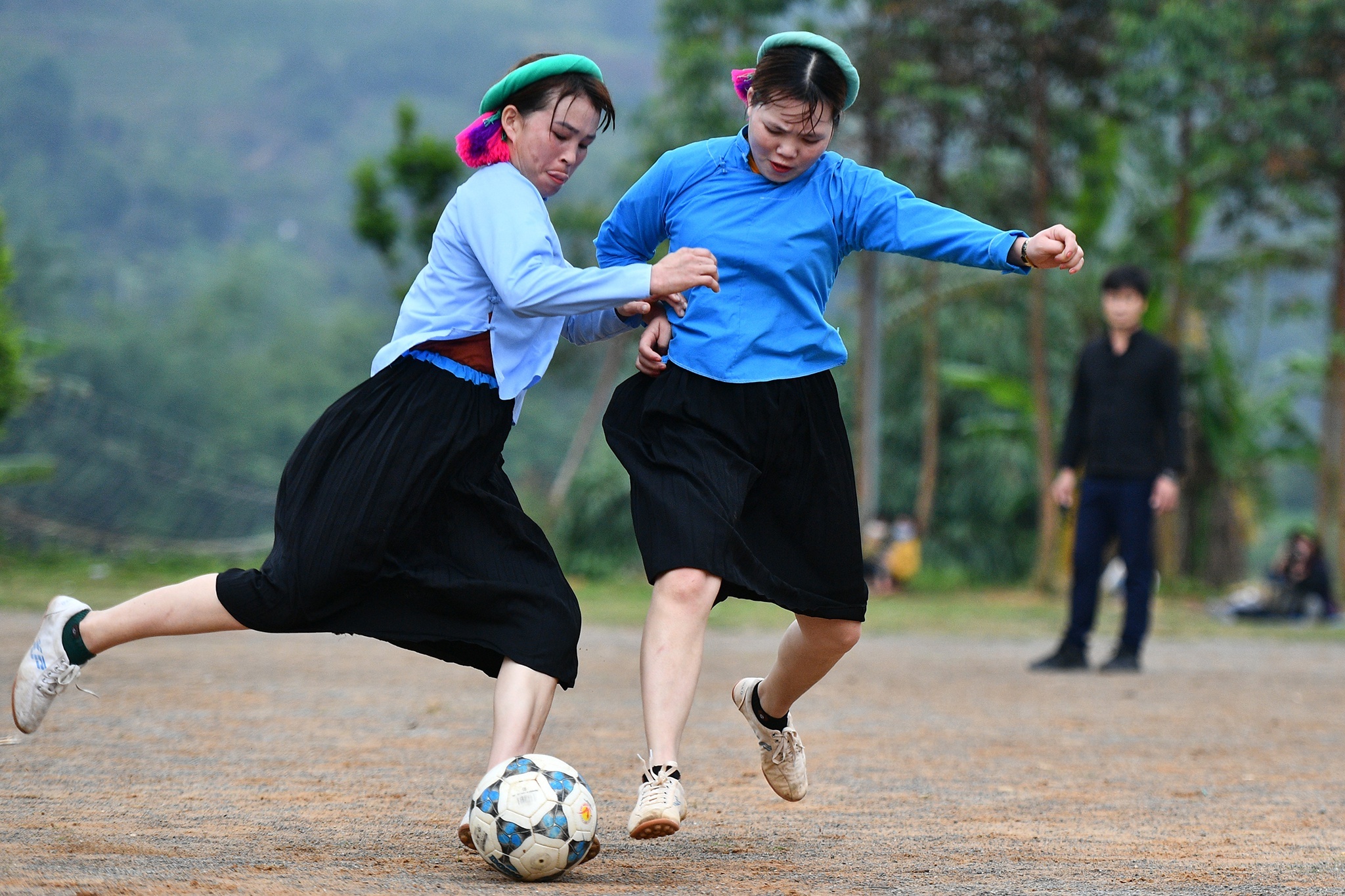Ve Binh Lieu xem phu nu San Chi mac vay da bong hinh anh