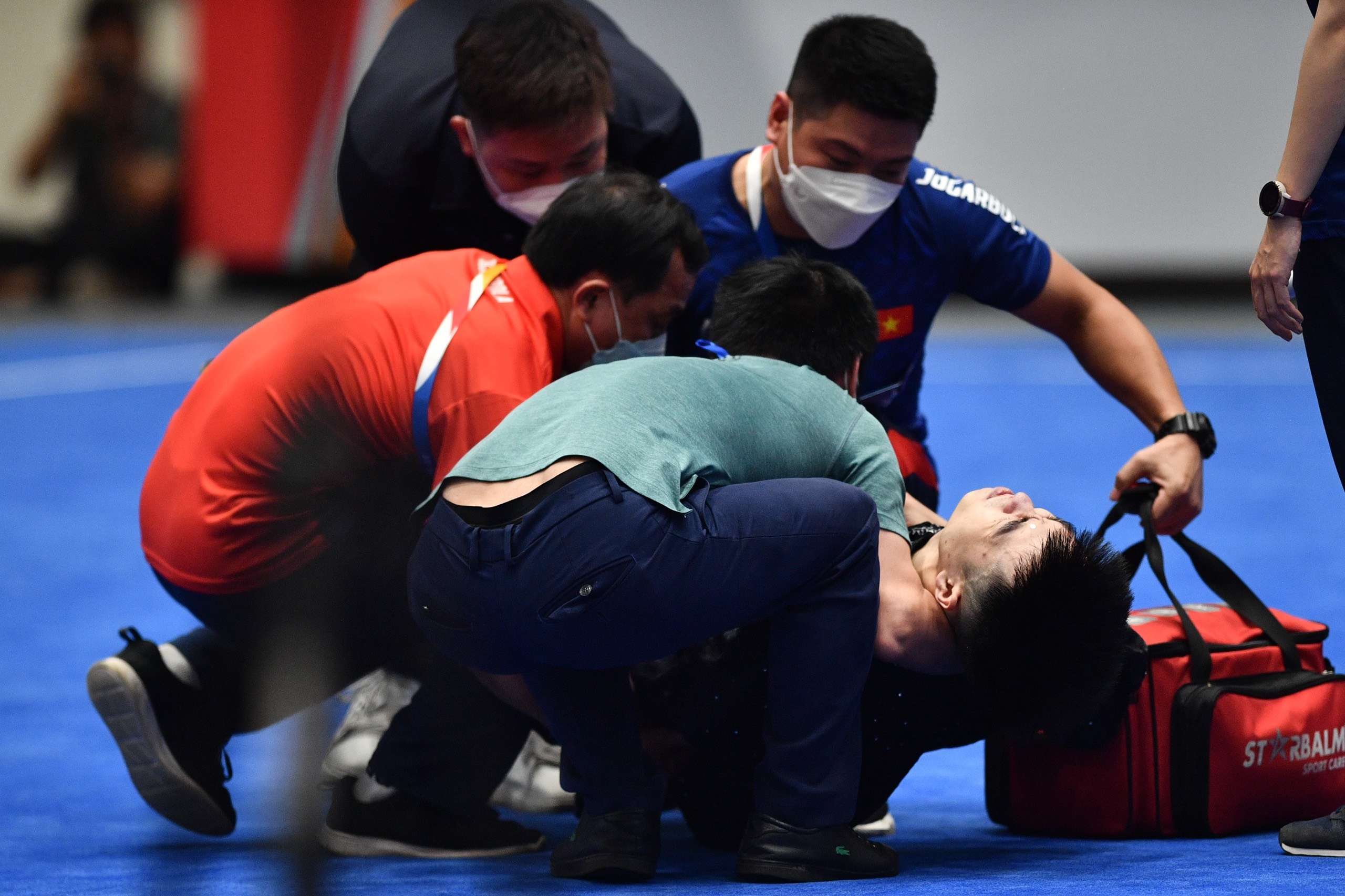 Khoanh khac Nguyen Van Phuong nga quy tren san thi dau hinh anh