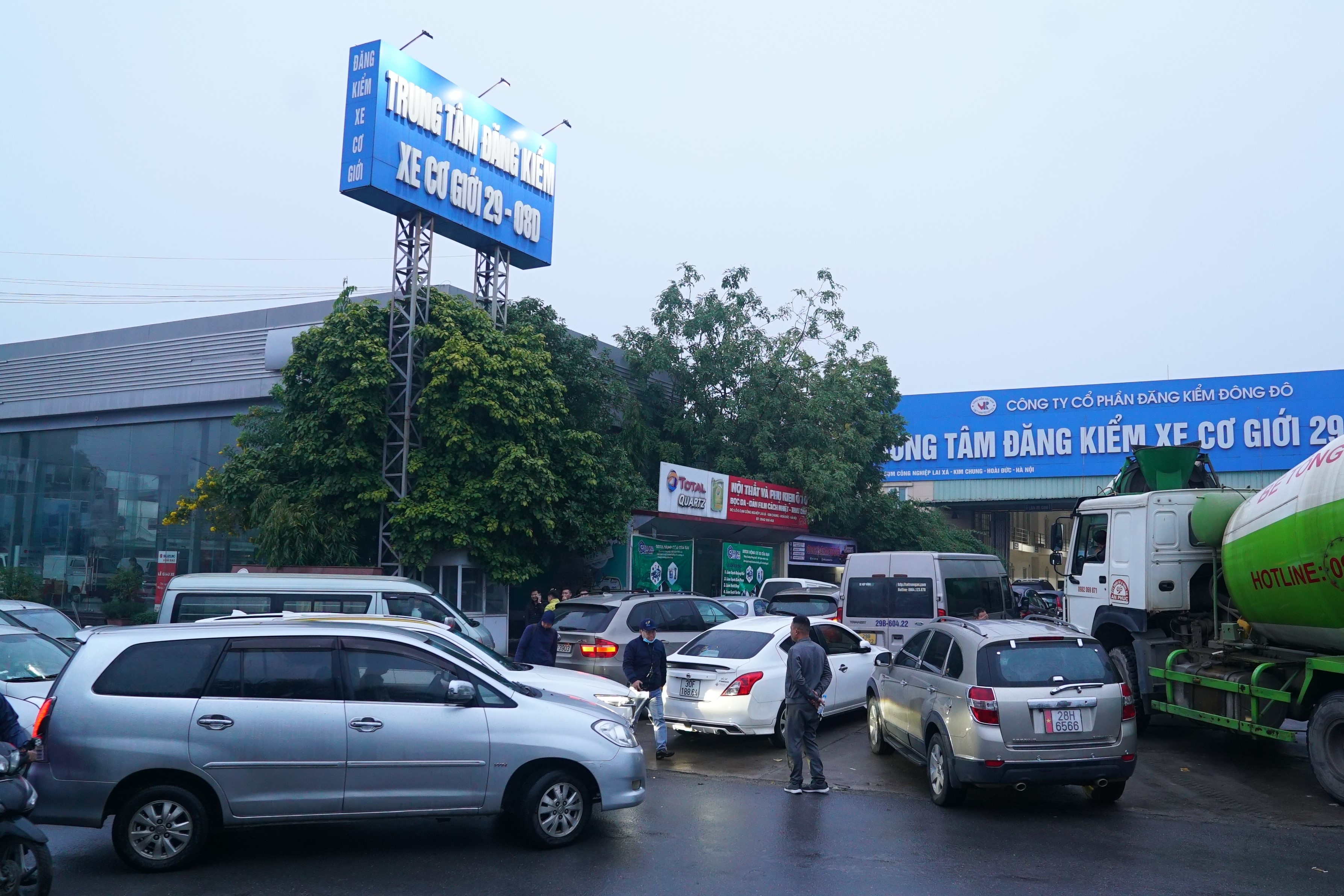 Tai xe thuc xuyen dem cho kiem dinh oto hinh anh