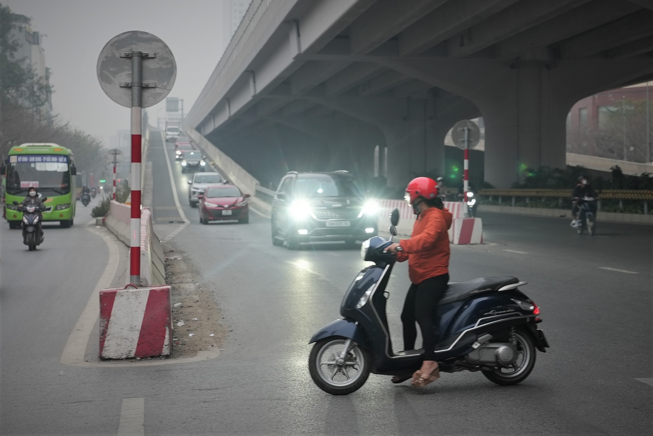 Noi hang tram xe may tat dau oto khi len, xuong cao toc moi ngay hinh anh