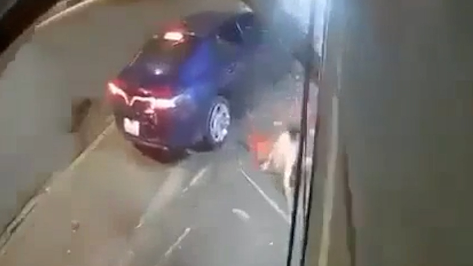 Oto lao nhu bay len via he, tong chet nguoi luc nua dem hinh anh