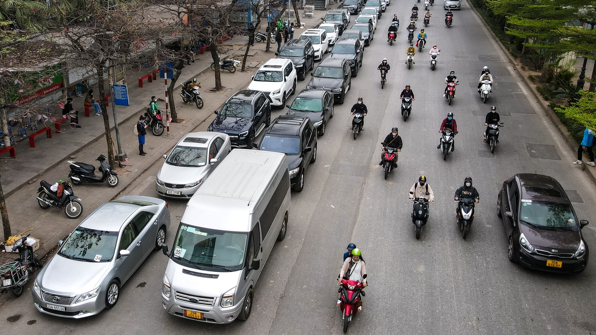 Hang tram oto rong ran xep hang dang kiem hinh anh