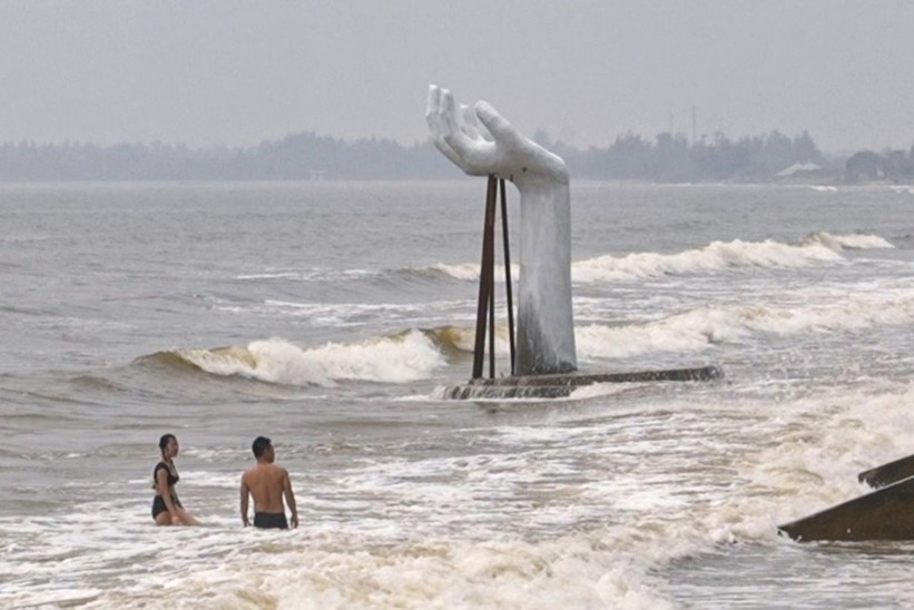 5 ban tay khong lo gay nhieu y kien trai chieu o bai bien Hai Tien hinh anh