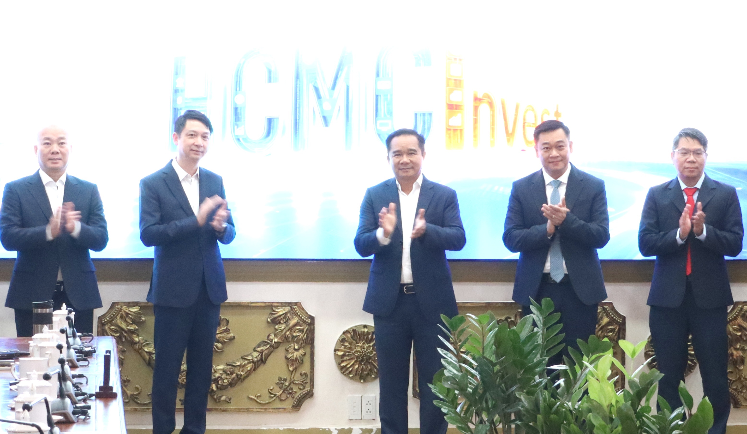 Xuc tien dau tu anh 1