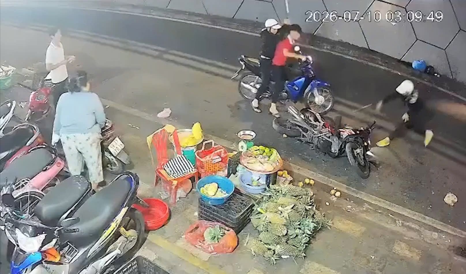Điều tra nhóm người mang hung khí rượt đuổi, đập phá xe máy ở TP.HCM