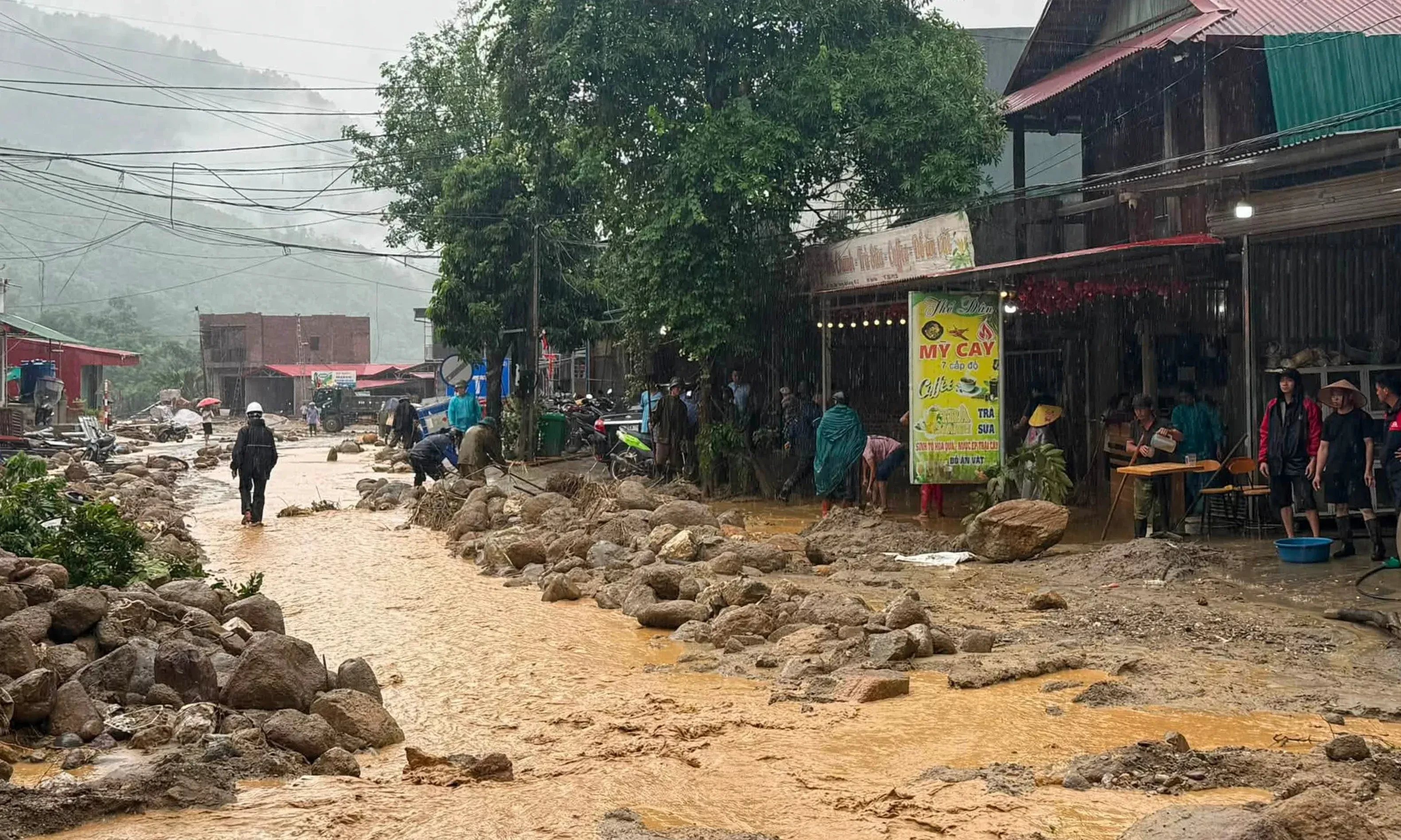 Mưa lớn kéo dài, đất đá tràn xuống quốc lộ và khu dân cư ở Lào Cai