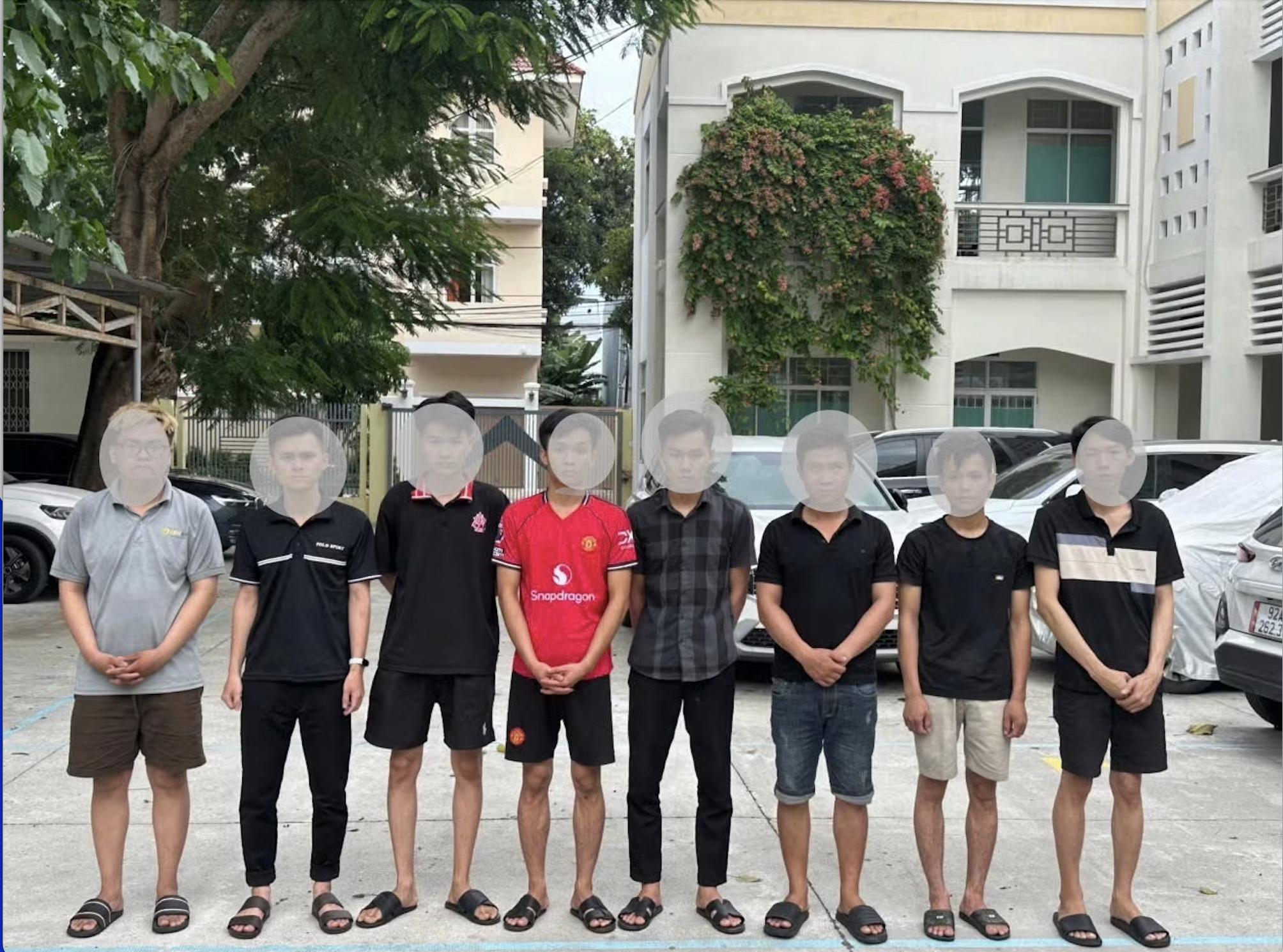Đột kích quán cà phê, bắt nhóm cá cược World Cup