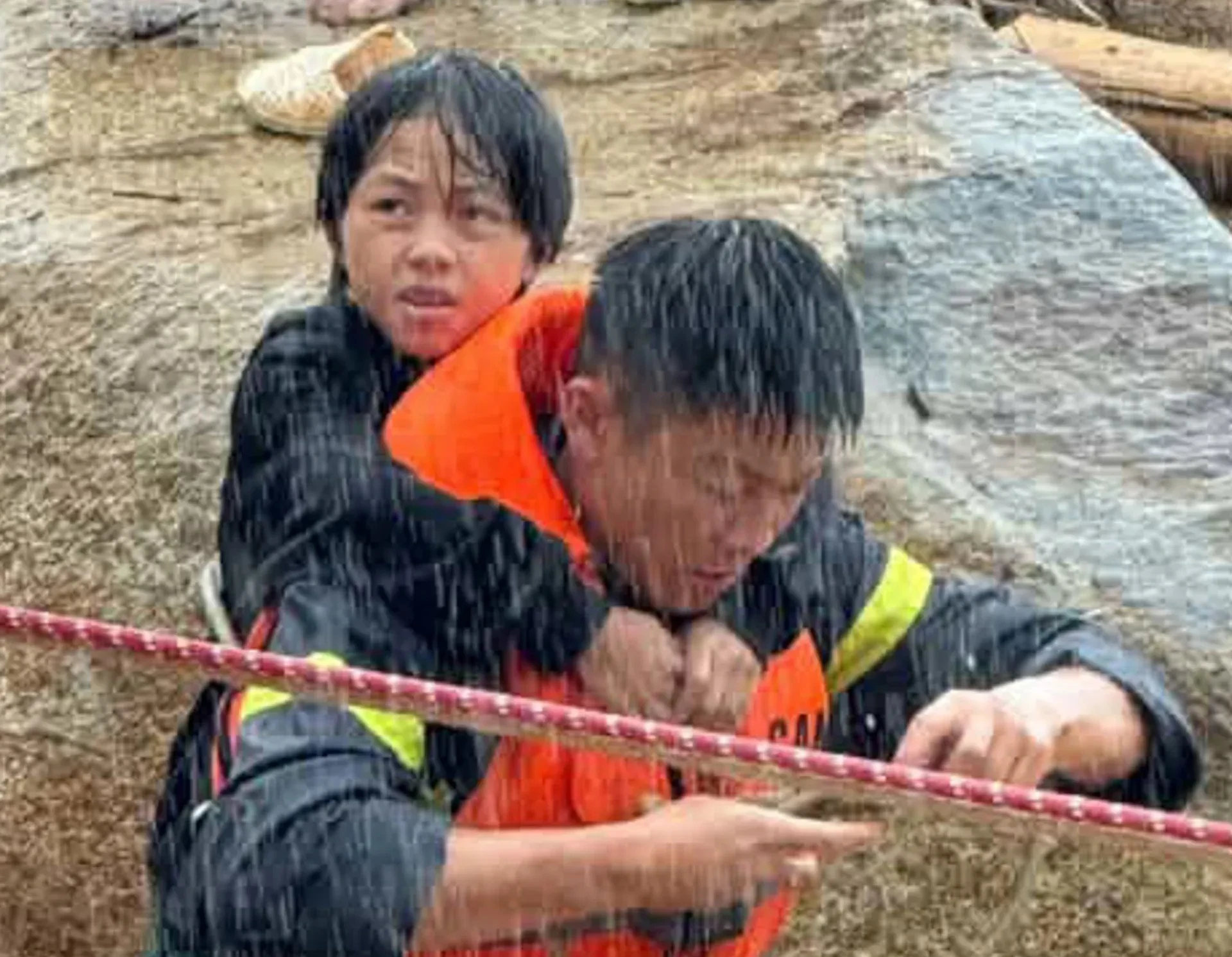 Cán bộ, chiến sĩ dầm mình trong mưa lũ ứng cứu người dân