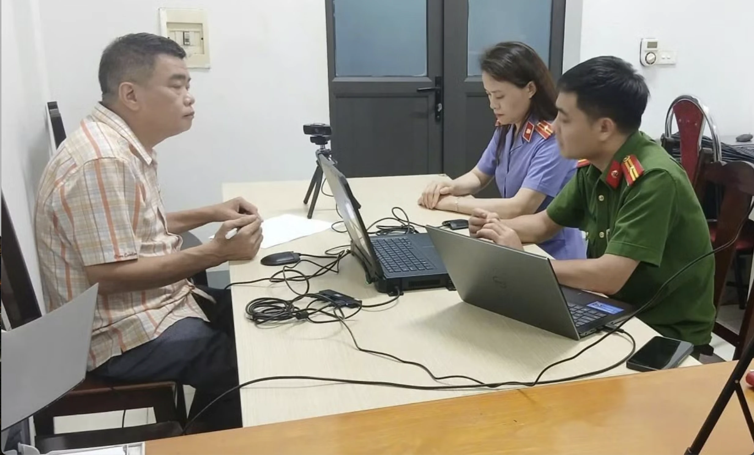 Khởi tố chủ doanh nghiệp đổ hơn 636 tấn bã bê tông ra ven sông