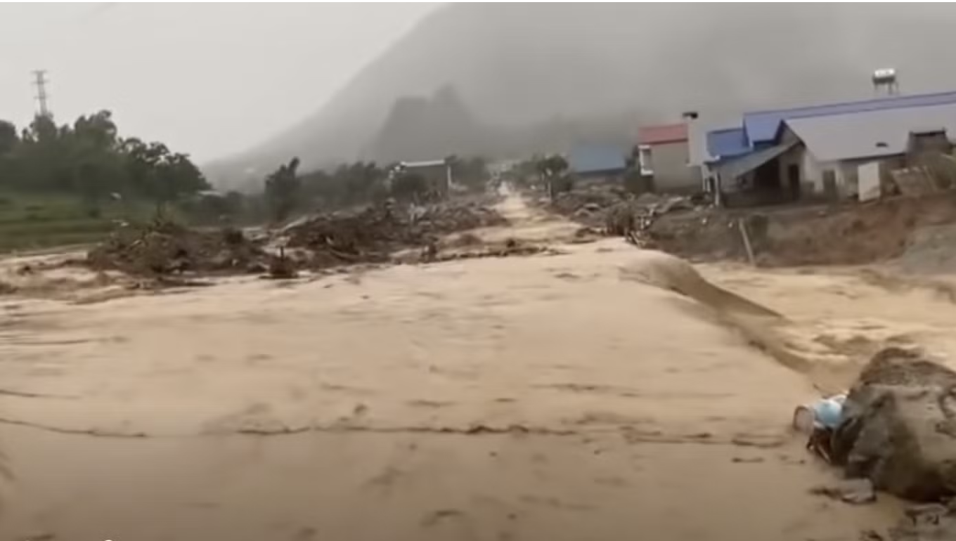 Lũ lại tràn về Mường Than, yêu cầu người dân tránh xa điểm sạt lở