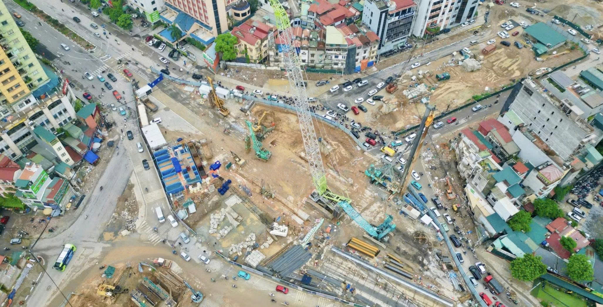 Bên trong công trường thi công tường vây sâu 42m metro số 5