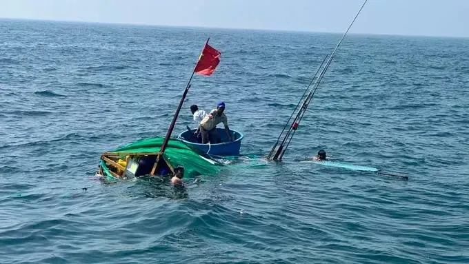 Chìm tàu cá trên ngư trường Trường Sa, 3 người mất tích