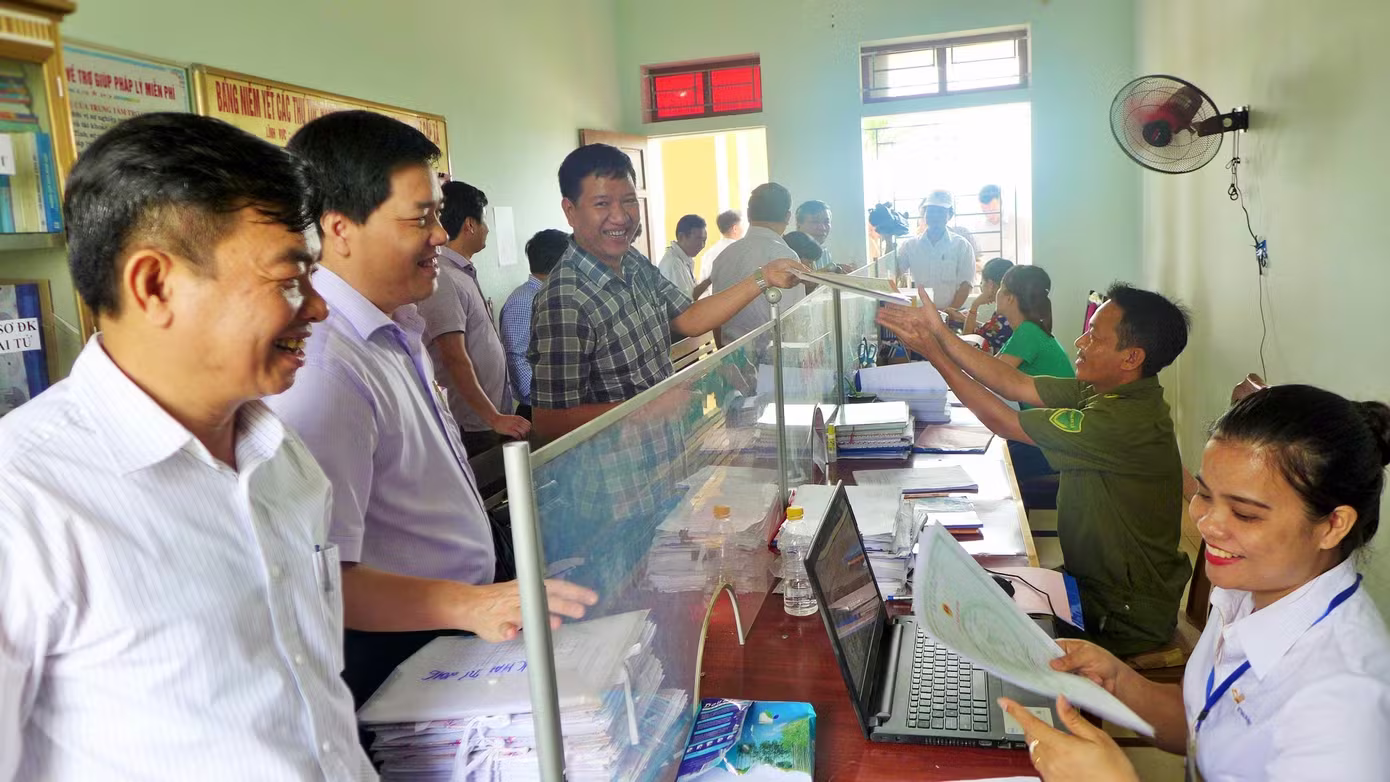 Bộ Nội vụ đang nghiên cứu, đề xuất chính sách tiền lương cho cán bộ