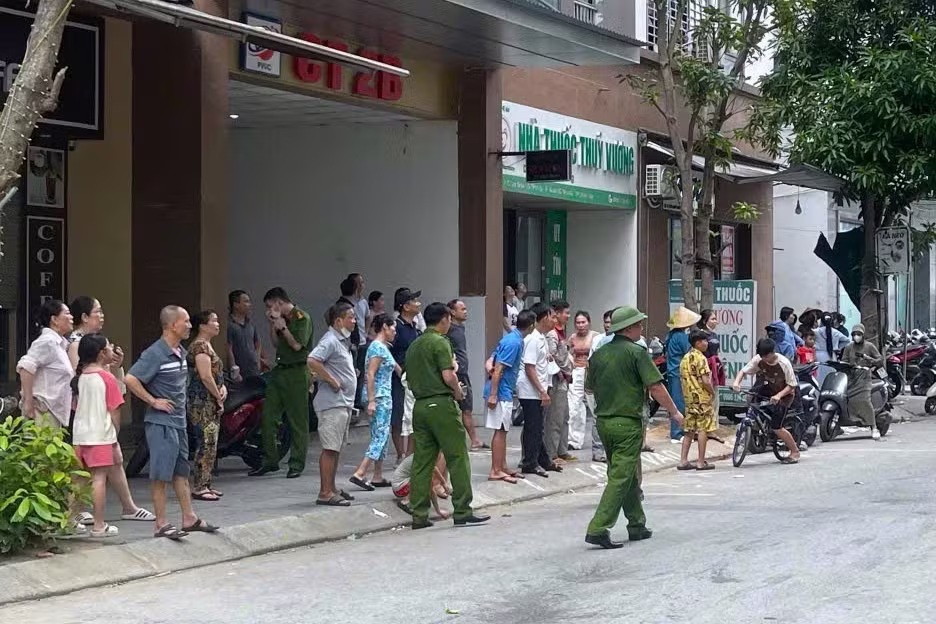 Cháy căn hộ tầng 12 chung cư, nhiều người hốt hoảng tháo chạy