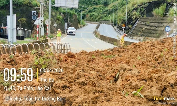 Khoảnh khắc đất đá tràn xuống đường dẫn cầu Móng Sến ở Lào Cai
