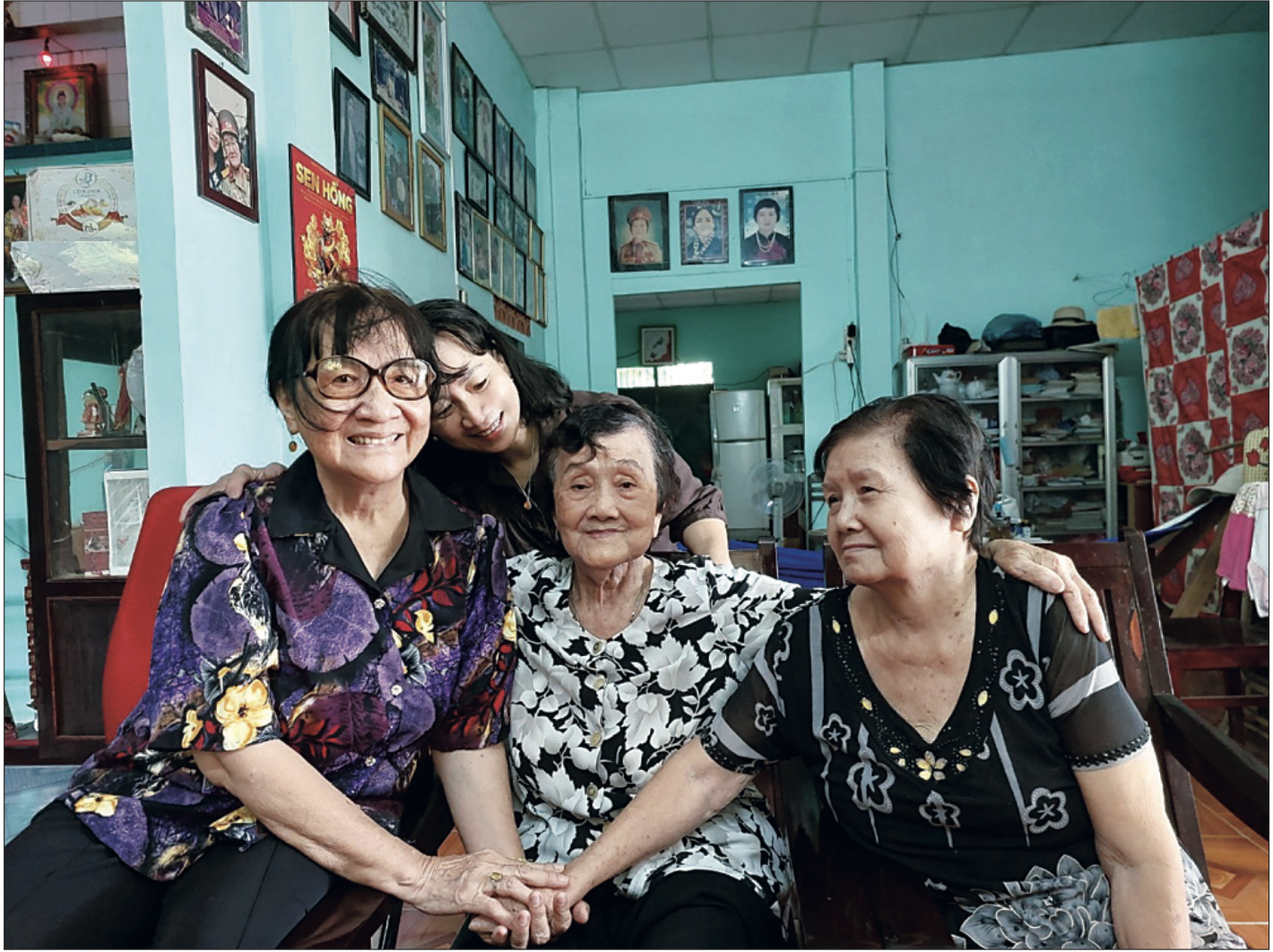 Những bông hoa kiên cường trên đất thép