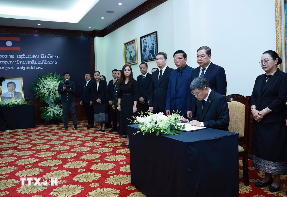 Thủ tướng Lê Minh Hưng viếng Chủ tịch Quốc hội Lào