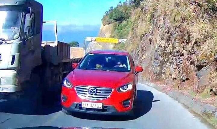 Đề xuất cấm tuyệt đối mượn làn ngược chiều để vượt xe trên Quốc lộ 6