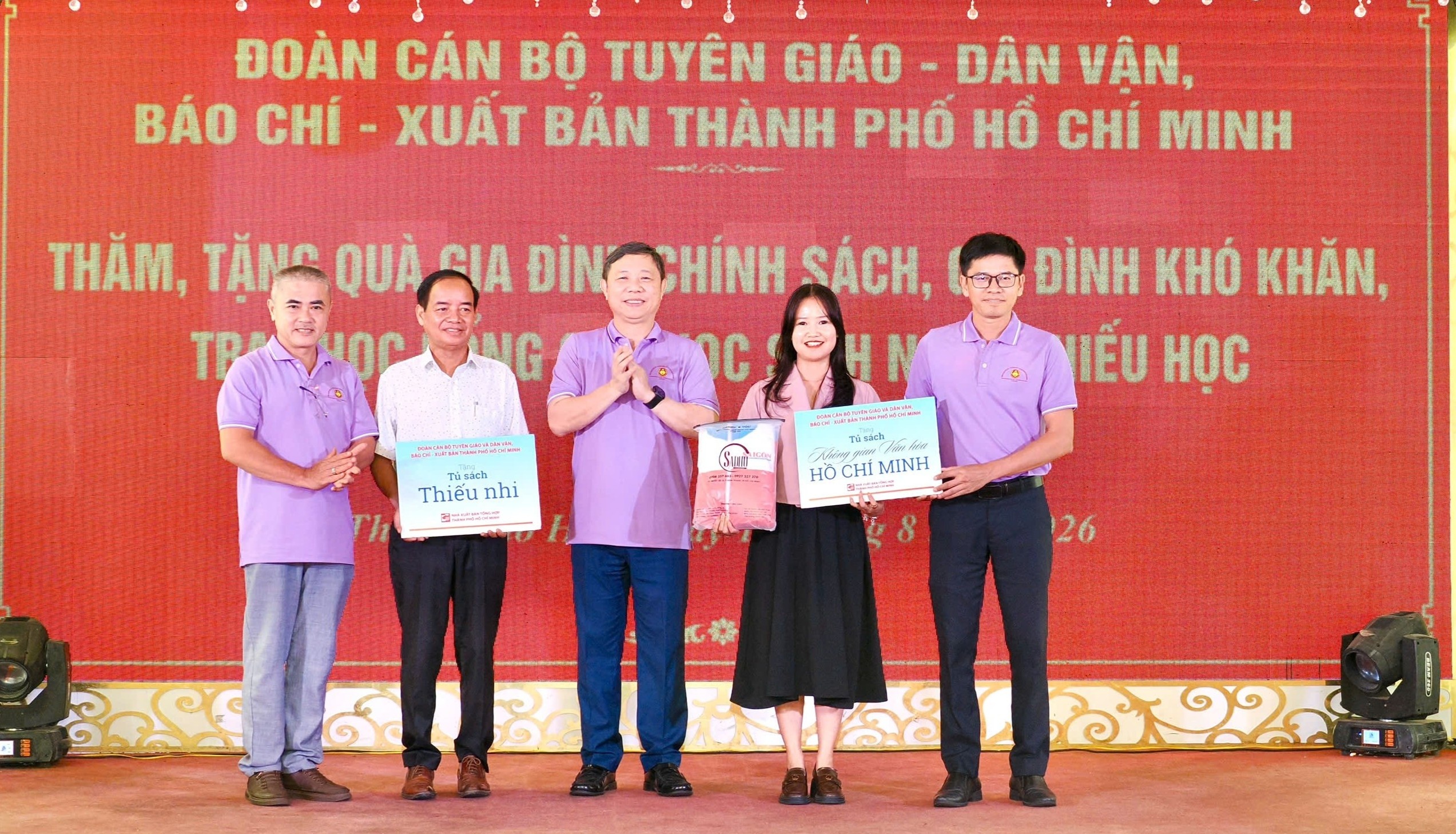 Đoàn cán bộ TP.HCM tặng hàng trăm cuốn sách tại TP Huế