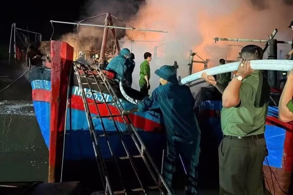 ch&aacute;y t&agrave;u c&aacute; ảnh 3